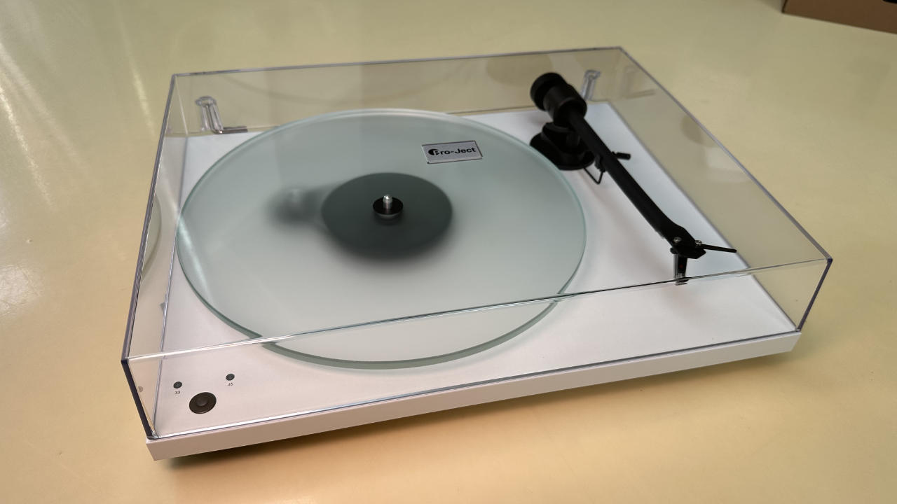 Pro-Ject T1 Phono SB turntable with cover